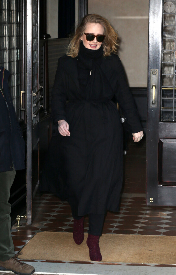 La chanteuse Adele signe des autographes dans la rue à New York le 17 novembre 2015.