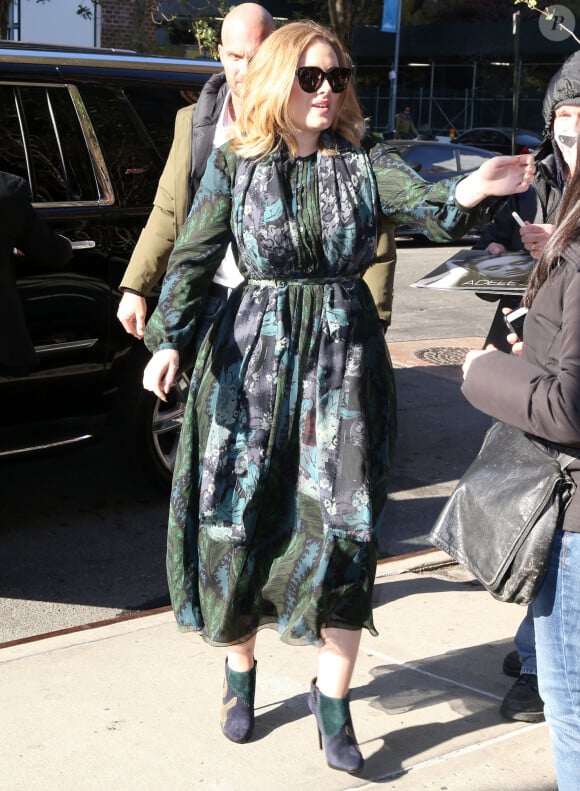 La chanteuse Adele rencontre ses fans dans la rue à New York, le 25 novembre 2015.