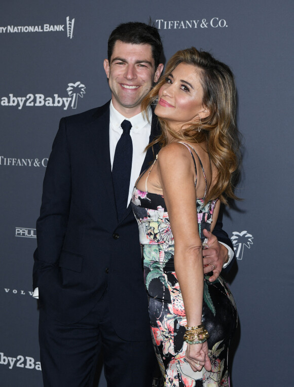 Max Greenfield et sa femme Tess Sanchez au photocall du 10ème anniversaire du gala "Baby2Baby" à Los Angeles, le 14 novembre 2021. 