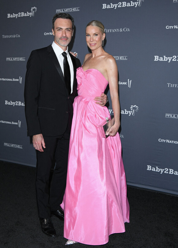Reid Scott et Elspeth Keller au photocall du 10ème anniversaire du gala "Baby2Baby" à Los Angeles, le 14 novembre 2021. 