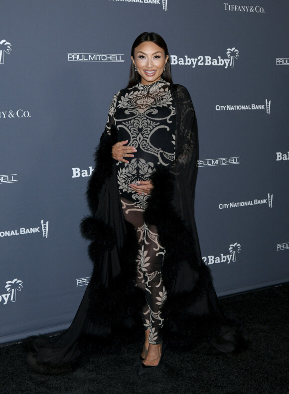 Jeannie Mai au photocall du 10ème anniversaire du gala "Baby2Baby" à Los Angeles, le 14 novembre 2021. 