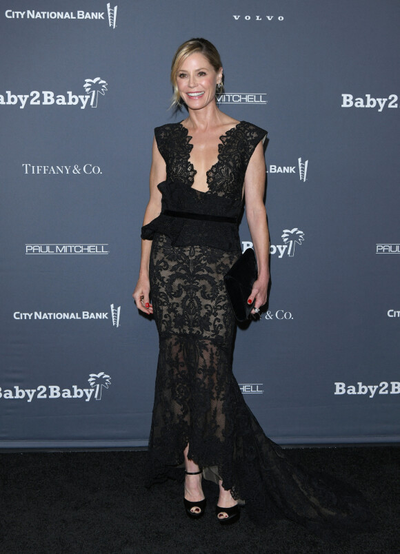 Julie Bowen au photocall du 10ème anniversaire du gala "Baby2Baby" à Los Angeles, le 14 novembre 2021. 