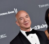 Jeff Bezos et sa compagne Lauren Sanchez au photocall du 10ème anniversaire du gala "Baby2Baby" à Los Angeles, le 14 novembre 2021. 