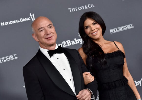 Jeff Bezos et sa compagne Lauren Sanchez au photocall du 10ème anniversaire du gala "Baby2Baby" à Los Angeles, le 14 novembre 2021. 
