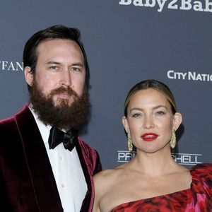 Danny Fujikawa et sa compagne Kate Hudson au photocall du 10ème anniversaire du gala "Baby2Baby" à Los Angeles, le 14 novembre 2021. 