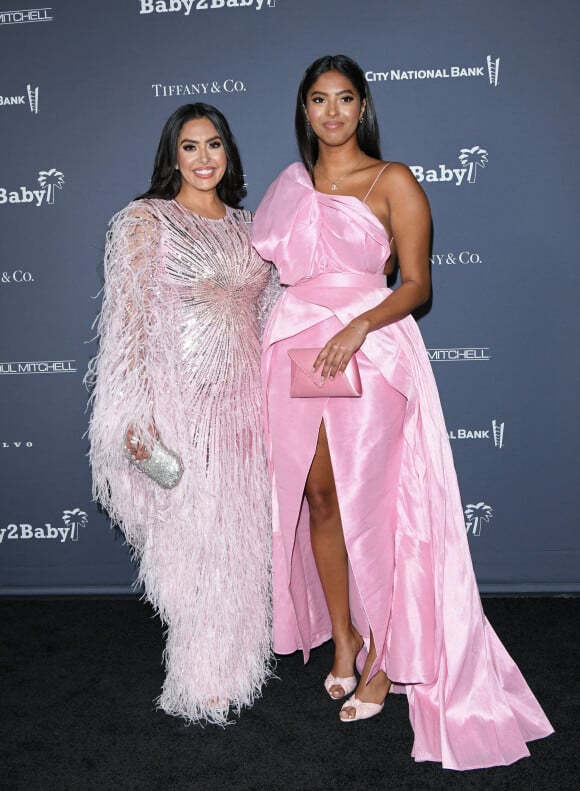 Vanessa Bryant et Natalia Diamante Bryant au photocall du 10ème anniversaire du gala "Baby2Baby" à Los Angeles, le 14 novembre 2021. 