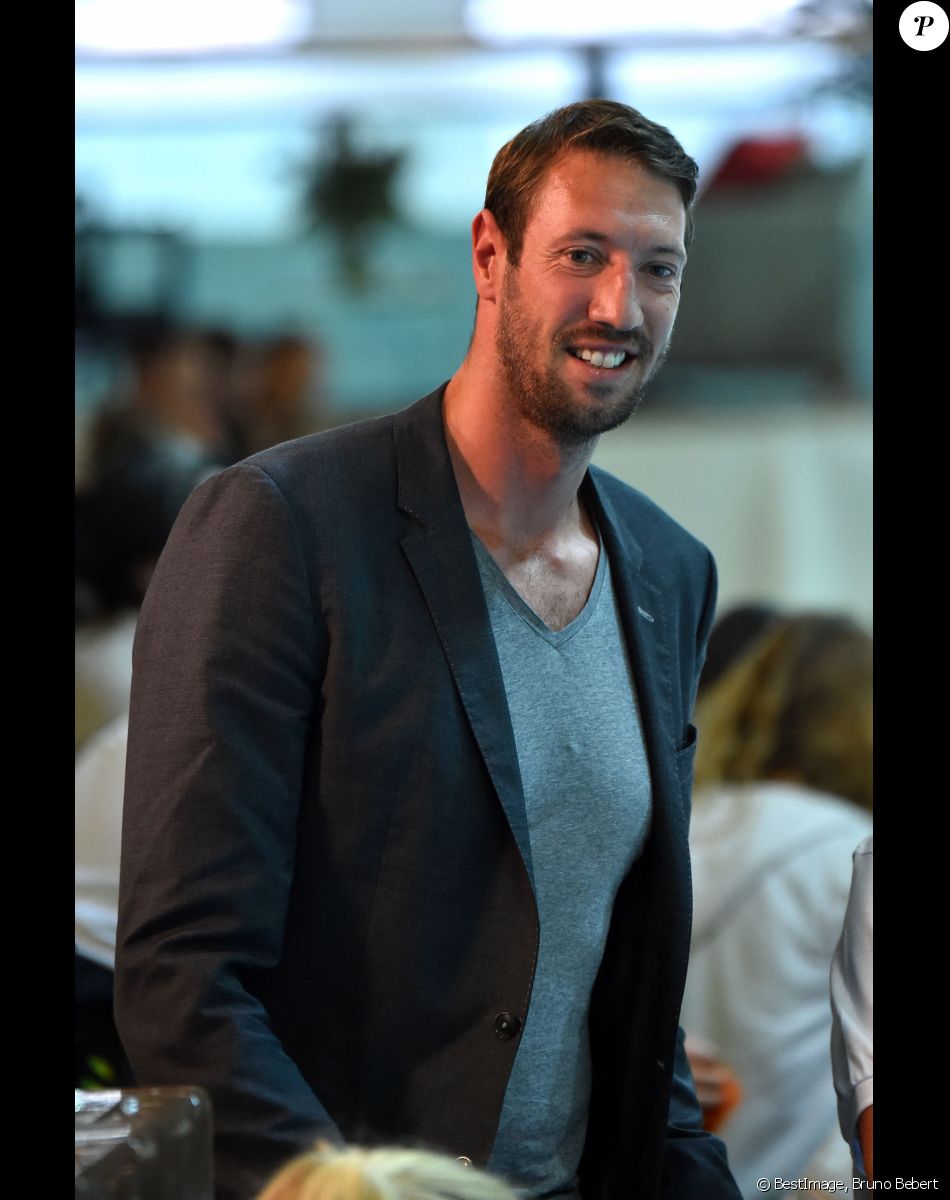 Alain Bernard a assisté aux finales du Mare Nostrum, le XXXIVeme meeting international de natation de Monte Carlo à la piscine du Stade Louis II le 5 juin 2016. Ici, il remet sa medaille d'or à la nageuse Charlotte Bonnet. © Bruno Bebert/Bestimage