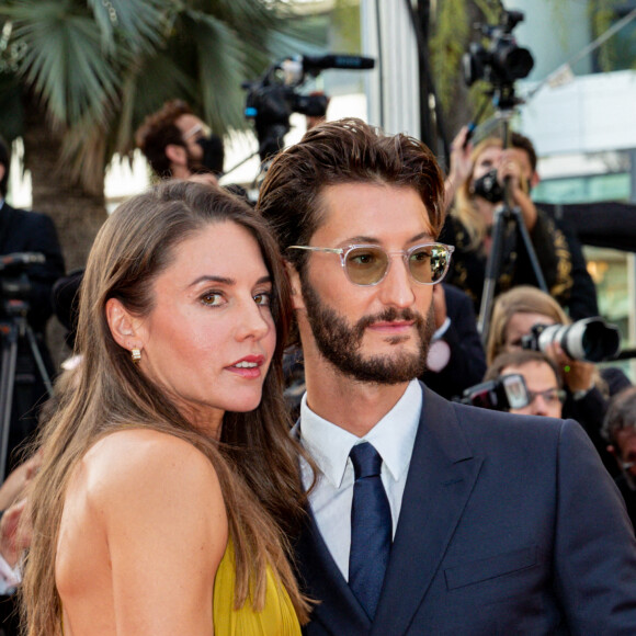 Pierre Niney et sa femme Natasha Andrews - Montée des marches du film "OSS 117 : Alerte rouge en Afrique Noire" lors du 74e Festival de Cannes. Le 17 juillet 2021. © Borde-Jacovides-Moreau / Bestimage