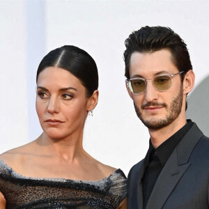 Natasha Andrews et son mari Pierre Niney - Red carpet du film "Amants" lors de la 77e édition du Festival de Venise, la Mostra. Le 3 septembre 2020.