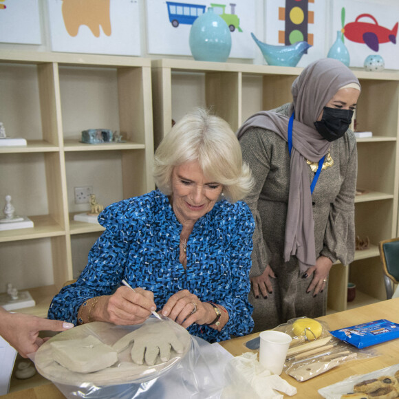 La reine Rania de Jordanie et Camilla Parker Bowles, duchesse de Cornouailles, en visite au centre "Queen Rania Family and Children" à Amman. Le 16 novembre 2021