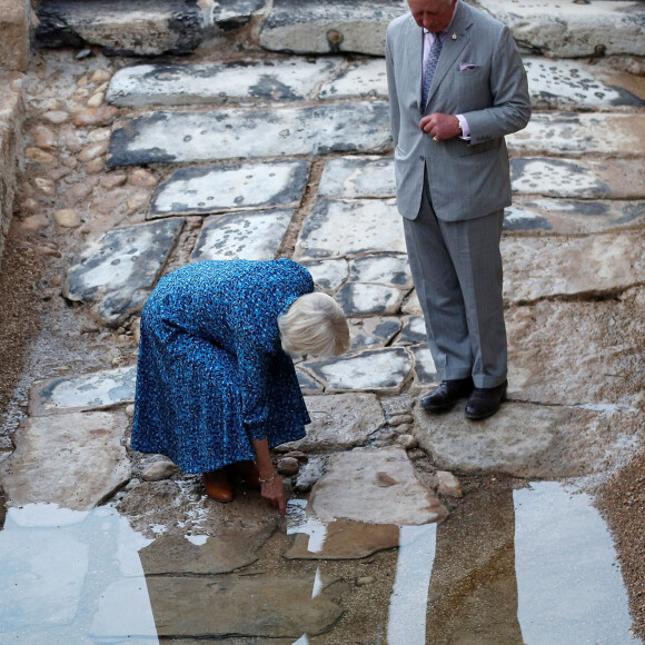 Le prince Charles et Camilla Parker Bowles, duchesse de Cornouailles, se sont rendus à Juwafat al-Kafrayn pour visiter les sites de de Elijah's Hill et le lieu de baptême de Jesus, à l'occasion de leur voyage officiel en Jordanie. Le 16 novembre 2021  The Duchess of Cornwall touches the water watched by the Prince of Wales during a visit to Elijah's Hill and the Baptismal Site of Jesus Christ at Juwafat al-Kafrayn in Jordan on the first day of their tour of the Middle East. Picture date: Tuesday November 16, 2021. 