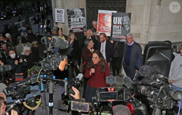 Stella Moris, la compagne du fondateur de Wikileaks, J.Assange, s'exprime devant la Royal Courts of Justice lors de l'audience d'extradition de Londres, Royaume Uni, le 28 octobre 2021. © Tayfun Salci/Zuma Press/Bestimage