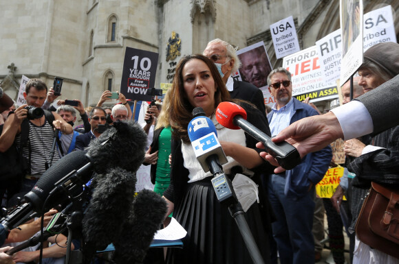 Stella Moris, la compagne de Julian Assange, prend la parole devant la cour de justice de Londres à propos de l'extradition de Assange vers les Etats-Unis le 11 août 2021. © Tayfun Salci/ZUMA Press Wire / Bestimage