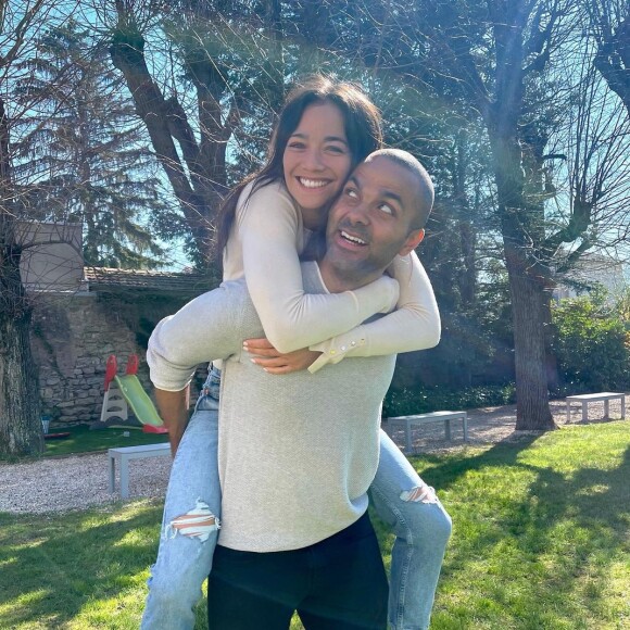 Tony Parker fou de sa compagne, Alizé Lim.