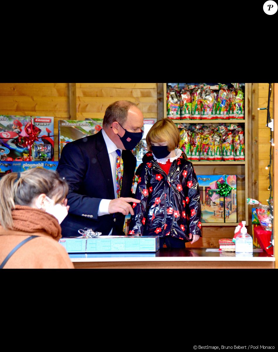 Le prince Albert II de Monaco et sa fille la princesse Gabriella durant le traditionnel Arbre de Noël du Palais Princier à Monaco en mode COVID, le 16 décembre 2020. © Bruno Bebert / Pool Monaco / Bestimage