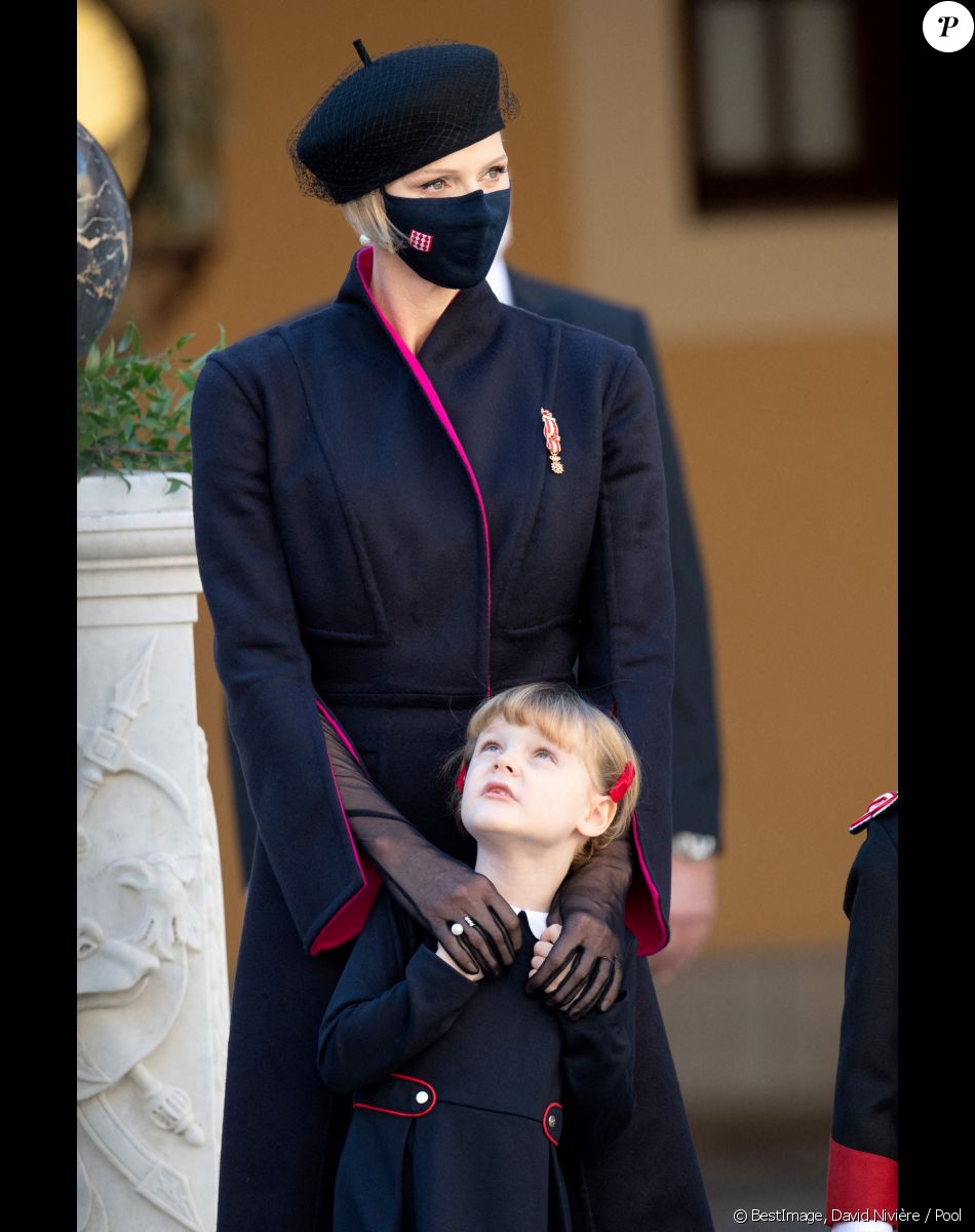 La princesse Charlène de Monaco, la princesse Gabriella de Monaco, comtesse de Carladès - La famille princière assiste à une cérémonie de remise de médaille dans la cours du Palais de Monaco lors de la Fête Nationale 2020 de la principauté de Monaco le 19 novembre 2020. © David Nivière / Pool / Bestimage