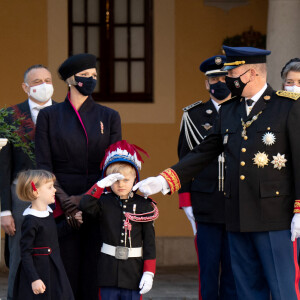 La princesse Charlène de Monaco, la princesse Gabriella de Monaco, comtesse de Carladès, le prince Jacques de Monaco, marquis des Baux, le prince Albert II de Monaco, la princesse Caroline de Hanovre - La famille princière assiste à une cérémonie de remise de médaille dans la cours du Palais de Monaco lors de la Fête Nationale 2020 de la principauté de Monaco le 19 novembre 2020. © David Nivière / Pool / Bestimage