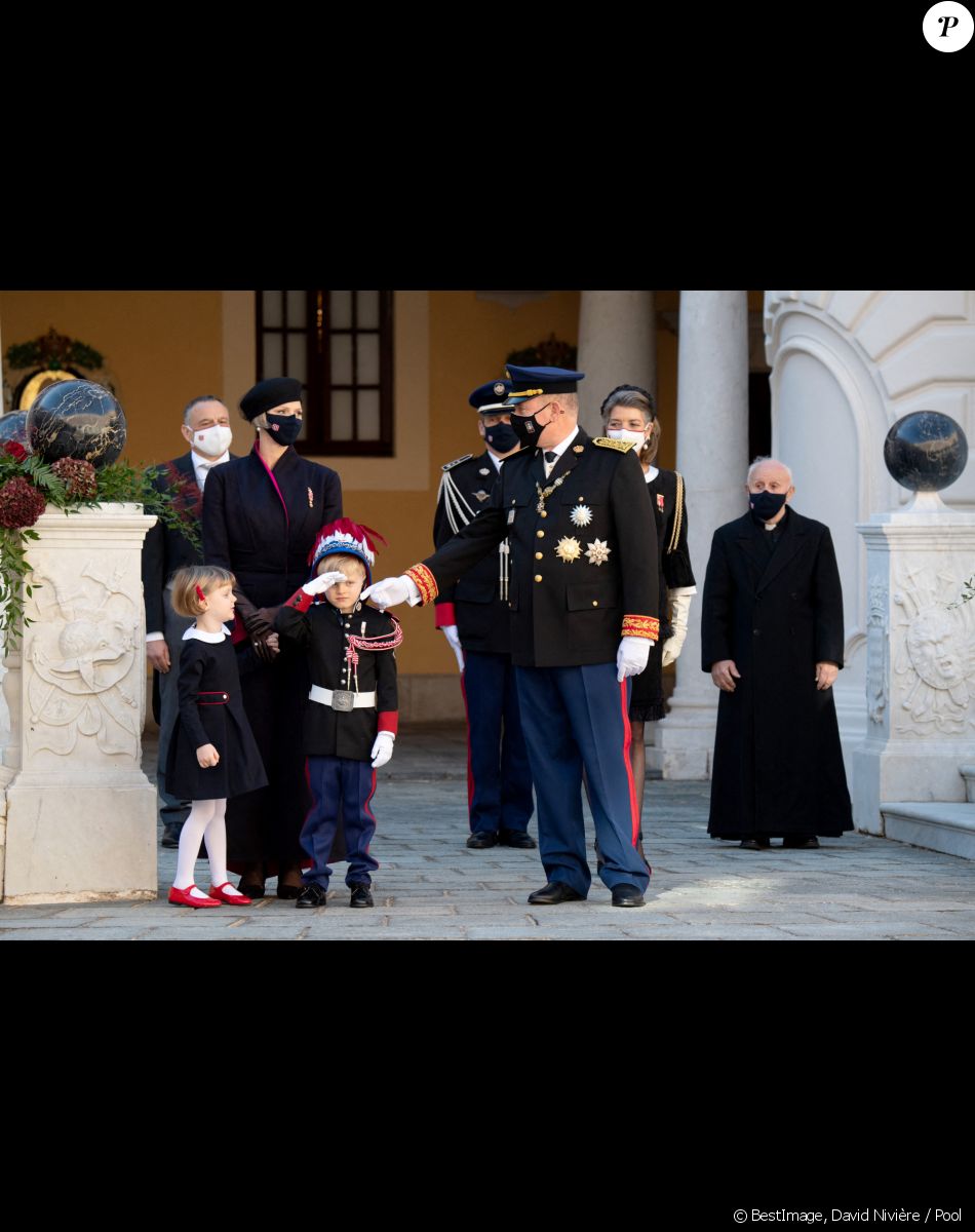 La princesse Charlène de Monaco, la princesse Gabriella de Monaco, comtesse de Carladès, le prince Jacques de Monaco, marquis des Baux, le prince Albert II de Monaco, la princesse Caroline de Hanovre - La famille princière assiste à une cérémonie de remise de médaille dans la cours du Palais de Monaco lors de la Fête Nationale 2020 de la principauté de Monaco le 19 novembre 2020. © David Nivière / Pool / Bestimage
