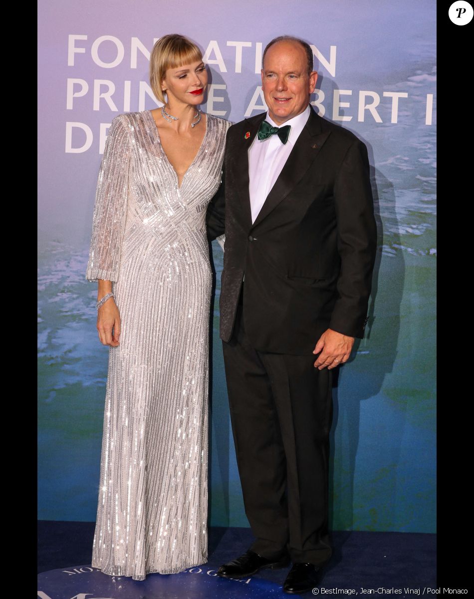 Le prince Albert II de Monaco et la princesse Charlène (bijoux Repossi) lors du photocall du gala "Monte-Carlo Gala for Planetary Health" organisé par la Fondation Prince Albert II de Monaco le 24 septembre 2020. © Jean-Charles Vinaj / Pool Monaco / Bestimage