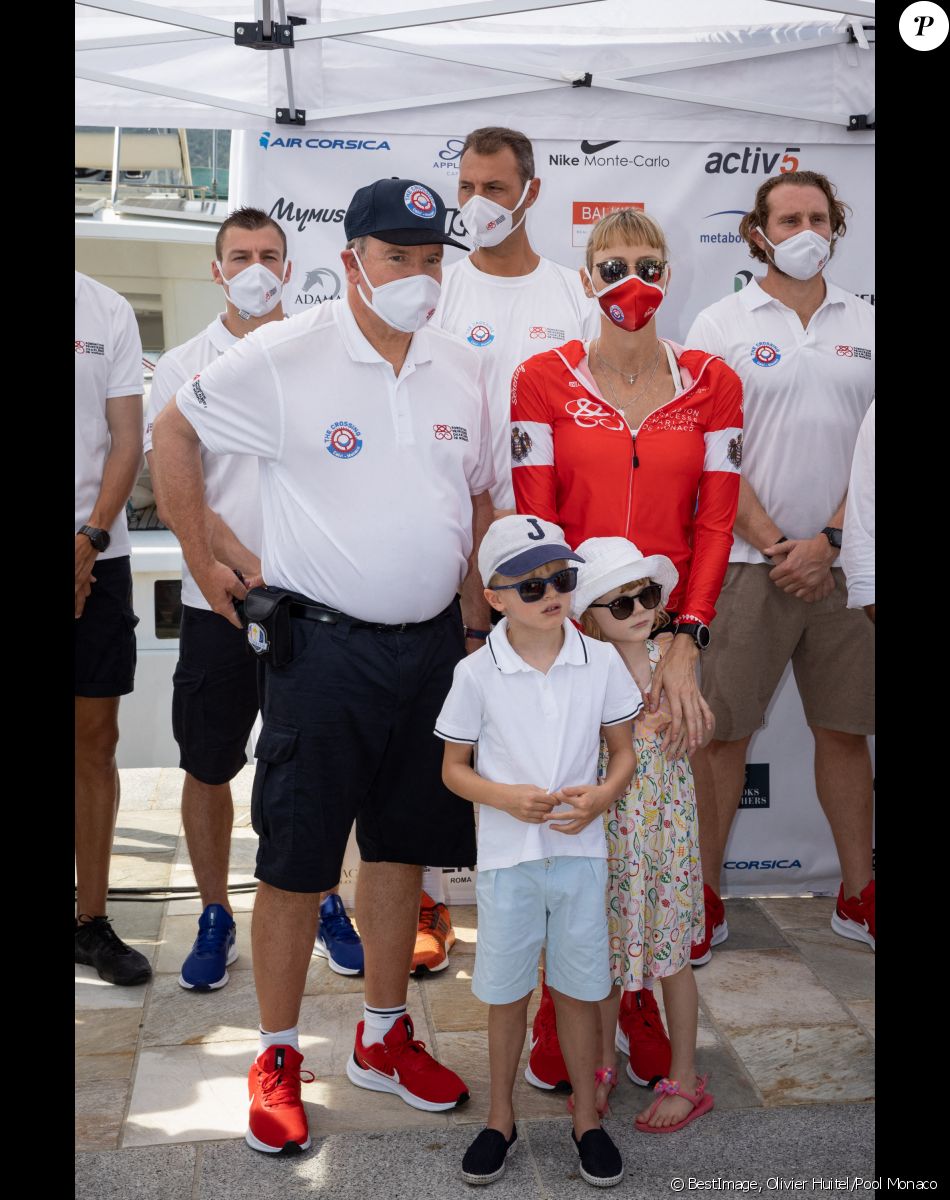 Le prince Albert II de Monaco et la princesse Charlène de Monaco avec leurs enfants le prince Jacques de Monaco, marquis des Baux et la princesse Gabriella de Monaco, comtesse de Carladès - La famille princière de Monaco au départ de la 3ème édition de la course "The Crossing : Calvi-Monaco Water Bike Challenge". Calvi, le 12 septembre 2020. © Olivier Huitel/Pool Monaco/Bestimage