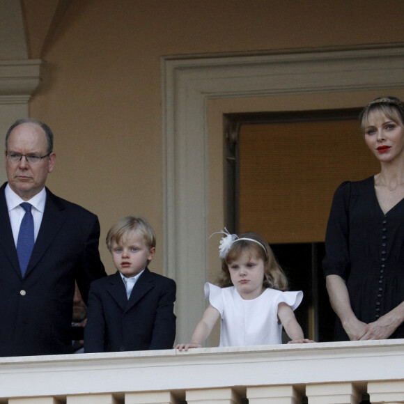 Le prince Albert II de Monaco, la princesse Charlène et leurs enfants le prince Jacques et la princesse Gabriella - La famille princière de Monaco assiste au feu de la Saint Jean dans la cours du palais princier à Monaco le 23 juin 2020. La soirée est animée par le groupe folklorique "La Palladienne". © Dylan Meiffret / Nice Matin / Bestimage