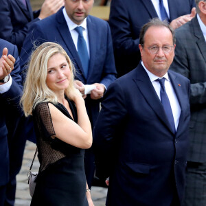 François Hollande et sa compagne Julie Gayet lors de la cérémonie d'hommage national à Jean-Paul Belmondo à l'Hôtel des Invalides à Paris, France, le 9 septembre 2021.