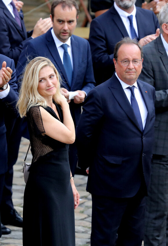 François Hollande et sa compagne Julie Gayet lors de la cérémonie d'hommage national à Jean-Paul Belmondo à l'Hôtel des Invalides à Paris, France, le 9 septembre 2021.
