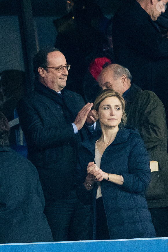 François Hollande et sa compagne Julie Gayet lors du tournoi des six nations de rugby, la France contre l'Angleterre au Stade de France à Saint-Denis, Seine Saint-Denis, France, le 10 mars 2018. Les Bleus s'imposent 22-16.