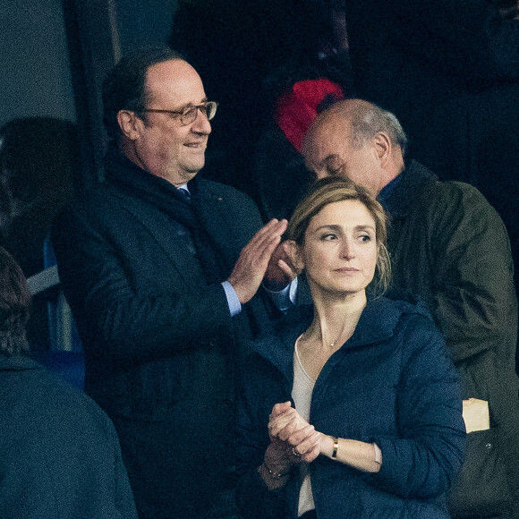 François Hollande et sa compagne Julie Gayet lors du tournoi des six nations de rugby, la France contre l'Angleterre au Stade de France à Saint-Denis, Seine Saint-Denis, France, le 10 mars 2018. Les Bleus s'imposent 22-16.