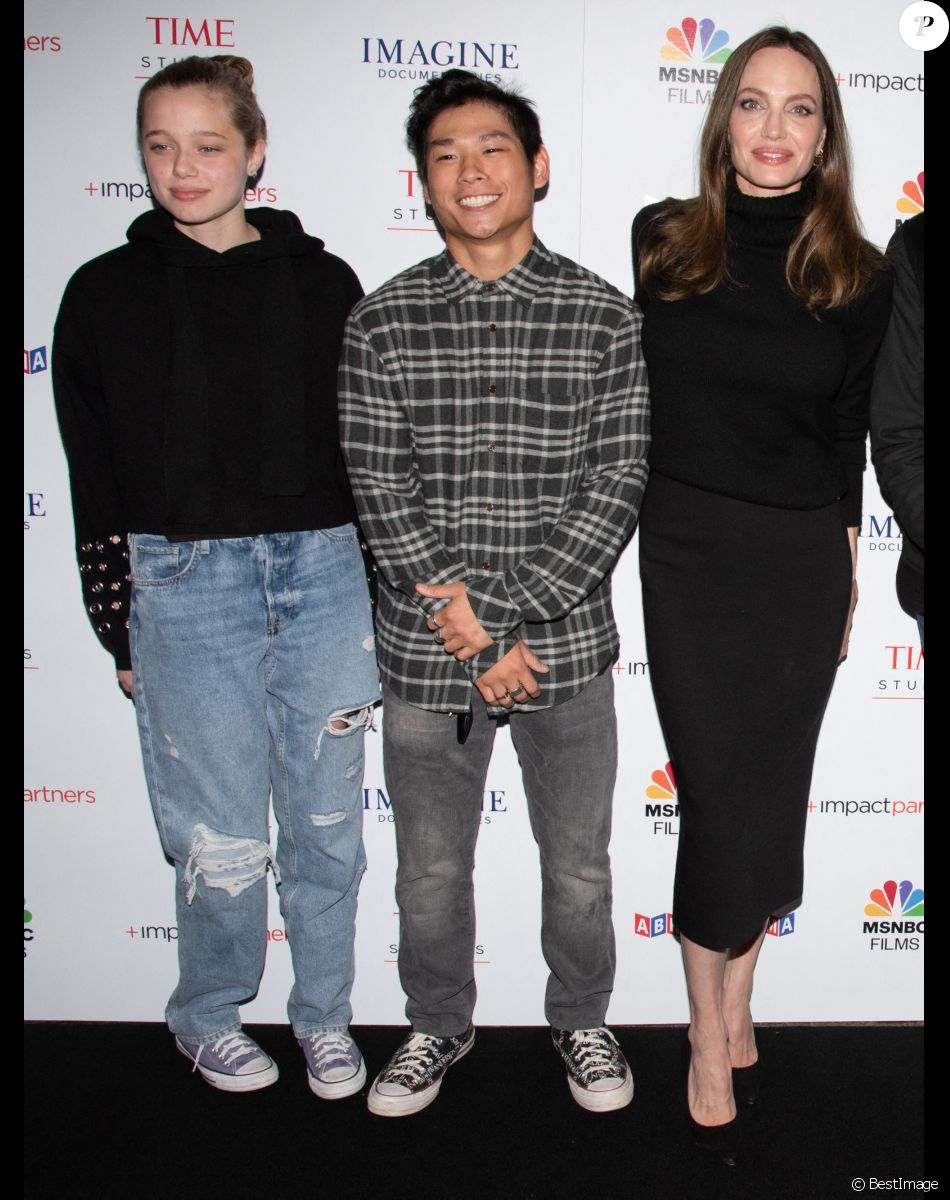 Shiloh Jolie-Pitt, Pax Jolie-Pitt, et Angelina Jolie - Première du film "Paper And Glue: A JR Project" à Los Angeles, le 18 novembre 2021.