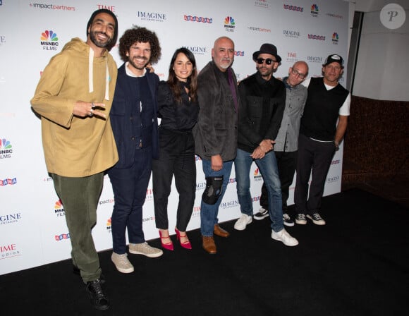 Marc Azoulay, Mia Maestro, JR et l'équipe du film - Première du film "Paper And Glue: A JR Project" à Los Angeles, le 18 novembre 2021.
