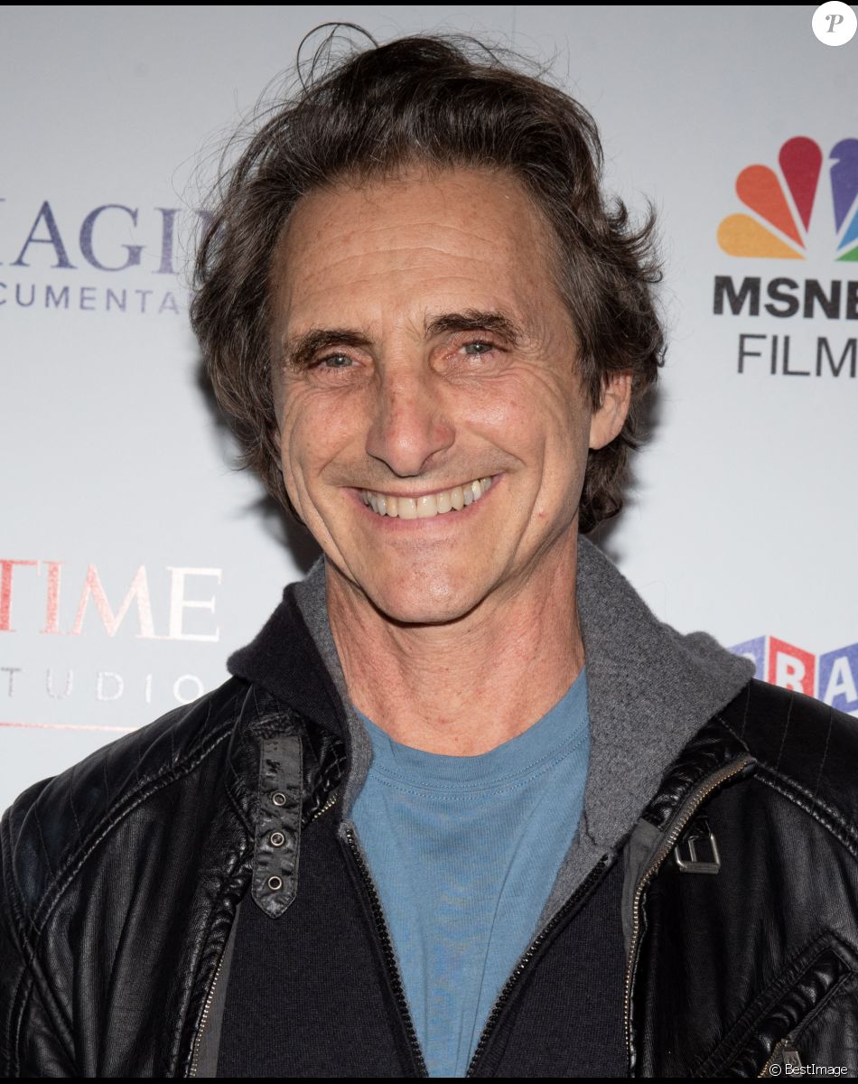 Lawrence Bender - Première du film "Paper And Glue: A JR Project" à Los Angeles, le 18 novembre 2021.