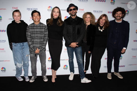 Shiloh Jolie-Pitt, Pax Jolie-Pitt, Angelina Jolie. JR, Sara Bernstein, Ameta Spain, Marc Azoulay - Première du film "Paper And Glue: A JR Project" à Los Angeles, le 18 novembre 2021.