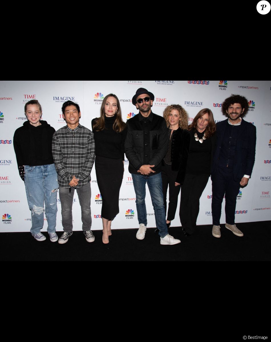 Shiloh Jolie-Pitt, Pax Jolie-Pitt, Angelina Jolie. JR, Sara Bernstein, Ameta Spain, Marc Azoulay - Première du film "Paper And Glue: A JR Project" à Los Angeles, le 18 novembre 2021.