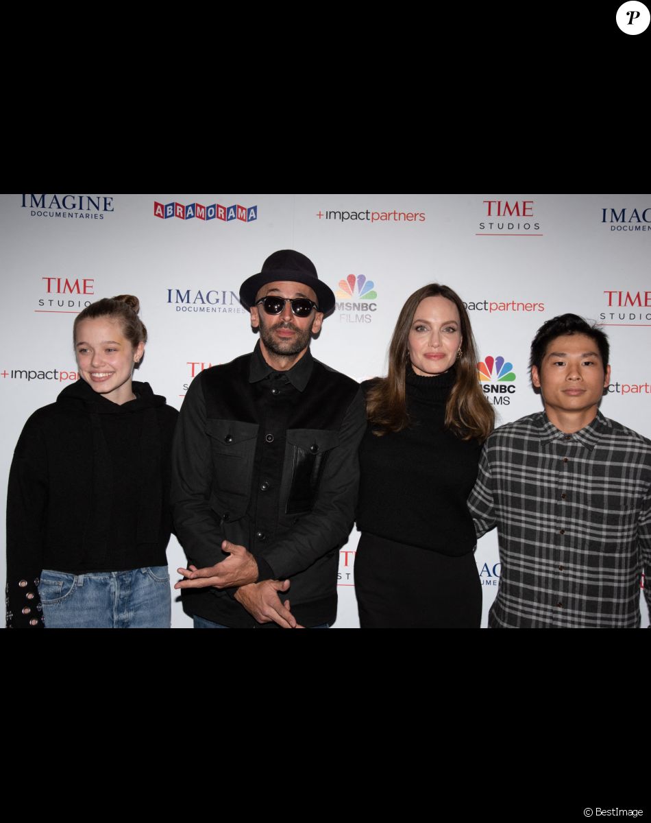 Shiloh Jolie-Pitt, JR, Angelina Jolie et Pax Jolie-Pitt - Première du film "Paper And Glue: A JR Project" à Los Angeles, le 18 novembre 2021.
