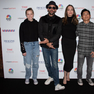Shiloh Jolie-Pitt, JR, Angelina Jolie et Pax Jolie-Pitt - Première du film "Paper And Glue: A JR Project" à Los Angeles, le 18 novembre 2021.