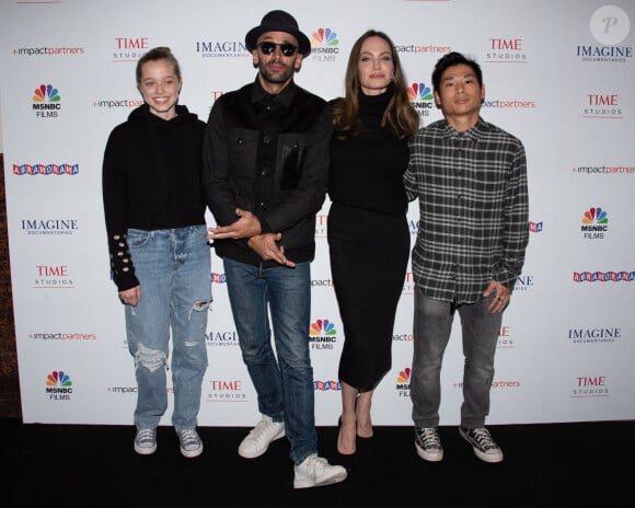 Shiloh Jolie-Pitt, JR, Angelina Jolie et Pax Jolie-Pitt - Première du film "Paper And Glue: A JR Project" à Los Angeles, le 18 novembre 2021.