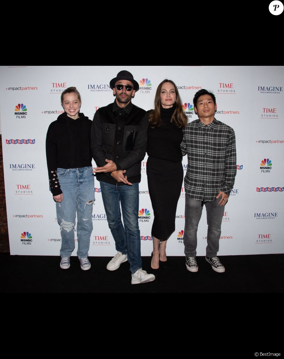 Shiloh Jolie-Pitt, JR, Angelina Jolie et Pax Jolie-Pitt - Première du film "Paper And Glue: A JR Project" à Los Angeles, le 18 novembre 2021.