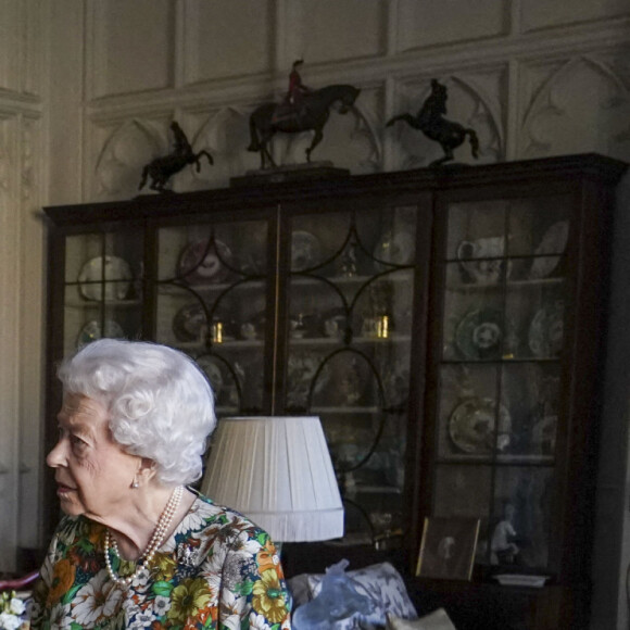 La reine Elisabeth II d'Angleterre en audience au château de Windsor avec Sir Nick Carter, Chef d'état-major de la Défense. Le 17 novembre 2021