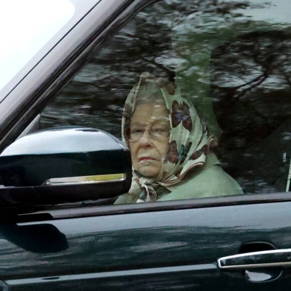 La reine Elisabeth II d'Angleterre conduite autour de sa résidence de Sandringham alors que la souveraine s'est vue préconiser du repos par ses médecins. Le 6 novembre 2021.