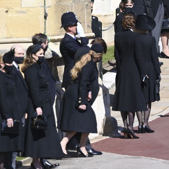 La reine Elisabeth II d'Angleterre, Catherine Kate Middleton, la duchesse de Cambridge, Zara Phillips (Tindall) et Mike Tindall, la princesse Eugenie d'York et son mari Jack Brooksbank, la princesse Beatrice d'York et son mari Edoardo Mapelli Mozzi - Arrivées aux funérailles du prince Philip, duc d'Edimbourg à la chapelle Saint-Georges du château de Windsor, Royaume Uni, le 17 avril 2021.