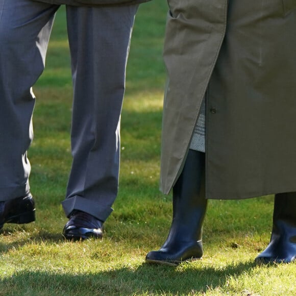 La reine Elisabeth II d'Angleterre et le prince Charles, prince de Galles, lancent le début de la saison de plantation officielle du Queen's Green Canopy (QGC) au domaine de Balmoral, Royaume Uni, le 1er octobre 2021.