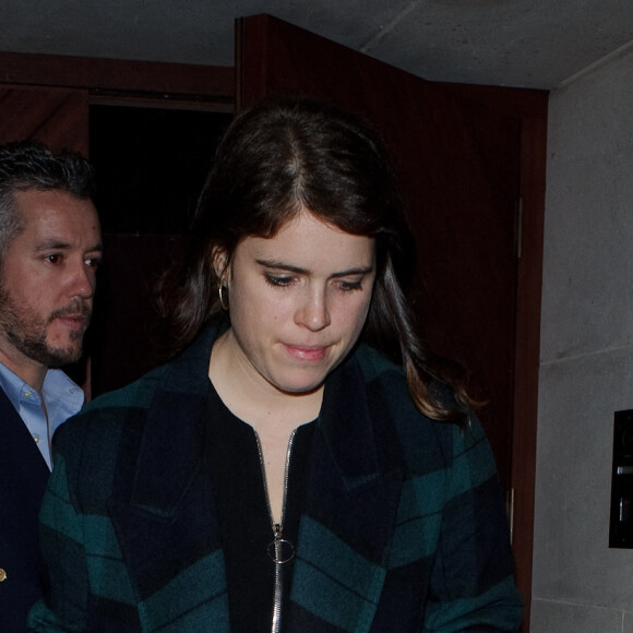 La princesse Eugenie d'York sort du club privé Maison Estelle à Londres le 18 novembre 2021.