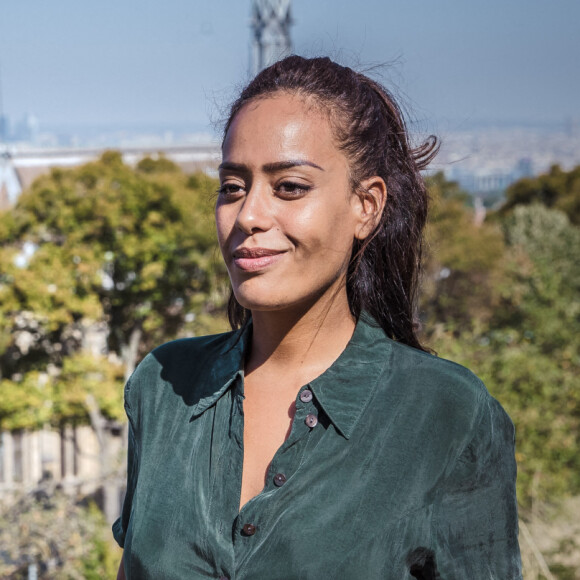 Amel Bent en marge du tournage du téléfilm de France 3 "Les sandales blanches" (diffusé le 25 janvier 2021) à Meudon le 18 septembre 2020 © Cyril Moreau / Bestimage