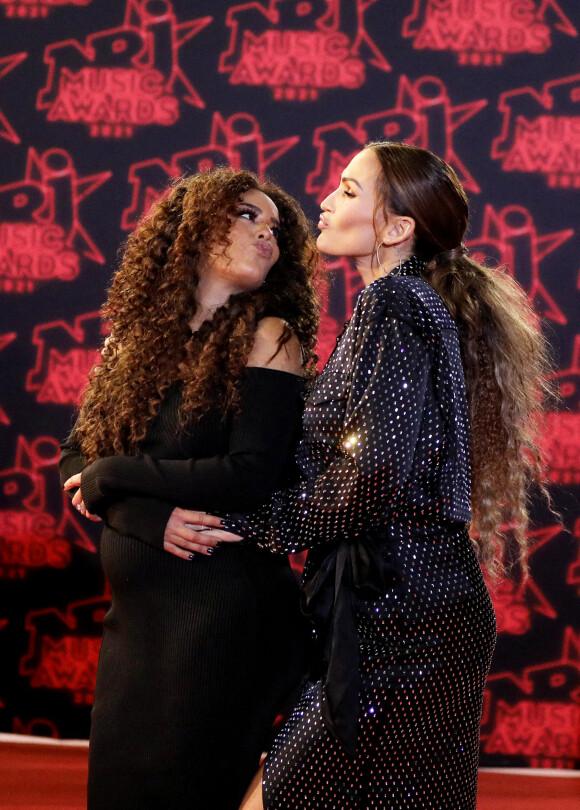 Amel Bent (enceinte) et Vitaa lors de la 23ème édition des NRJ Music Awards 2021 au Palais des Festivals de Cannes, le 20 novembre 2021. © Dominique Jacovides/Bestimage