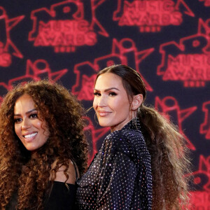 Amel Bent (enceinte) et Vitaa lors de la 23ème édition des NRJ Music Awards 2021 au Palais des Festivals de Cannes, le 20 novembre 2021. © Dominique Jacovides/Bestimage