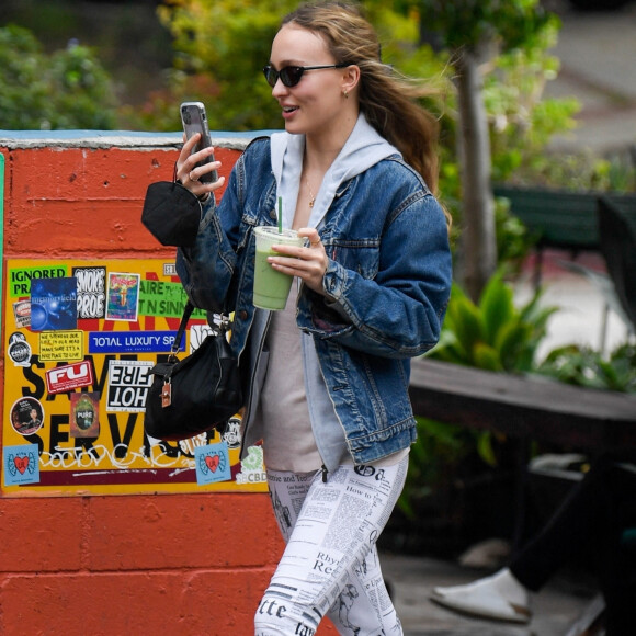 Exclusif - Lily-Rose Depp se promène en téléphonant en FaceTime à Los Angeles, le 1er novembre 2021.