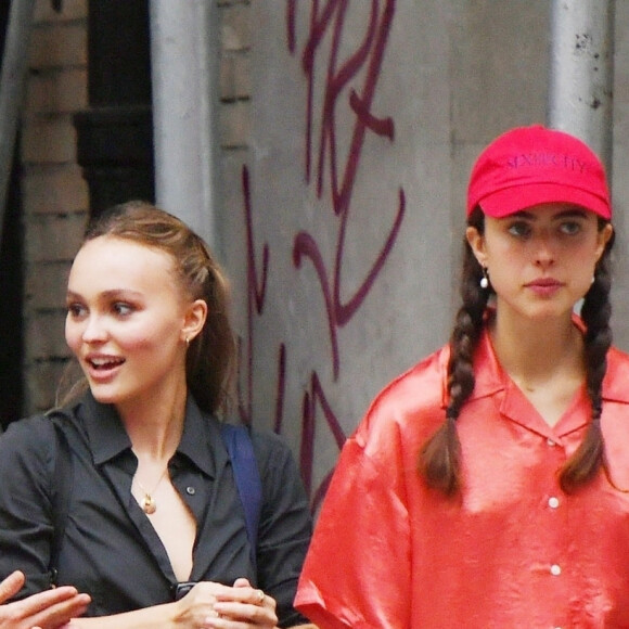 Exclusif - Lily-Rose Depp et Margaret Qualley se promènent dans le quartier de Soho après un déjeuner tardif au restaurant "Carbone" à New York le 5 septembre 2021.