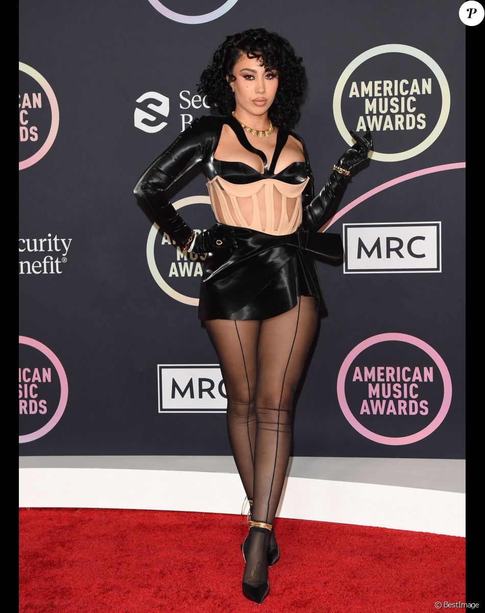 Kali Uchis assiste aux "American Music Awards 2021" au Microsoft Theater. Los Angeles, le 21 novembre 2021.