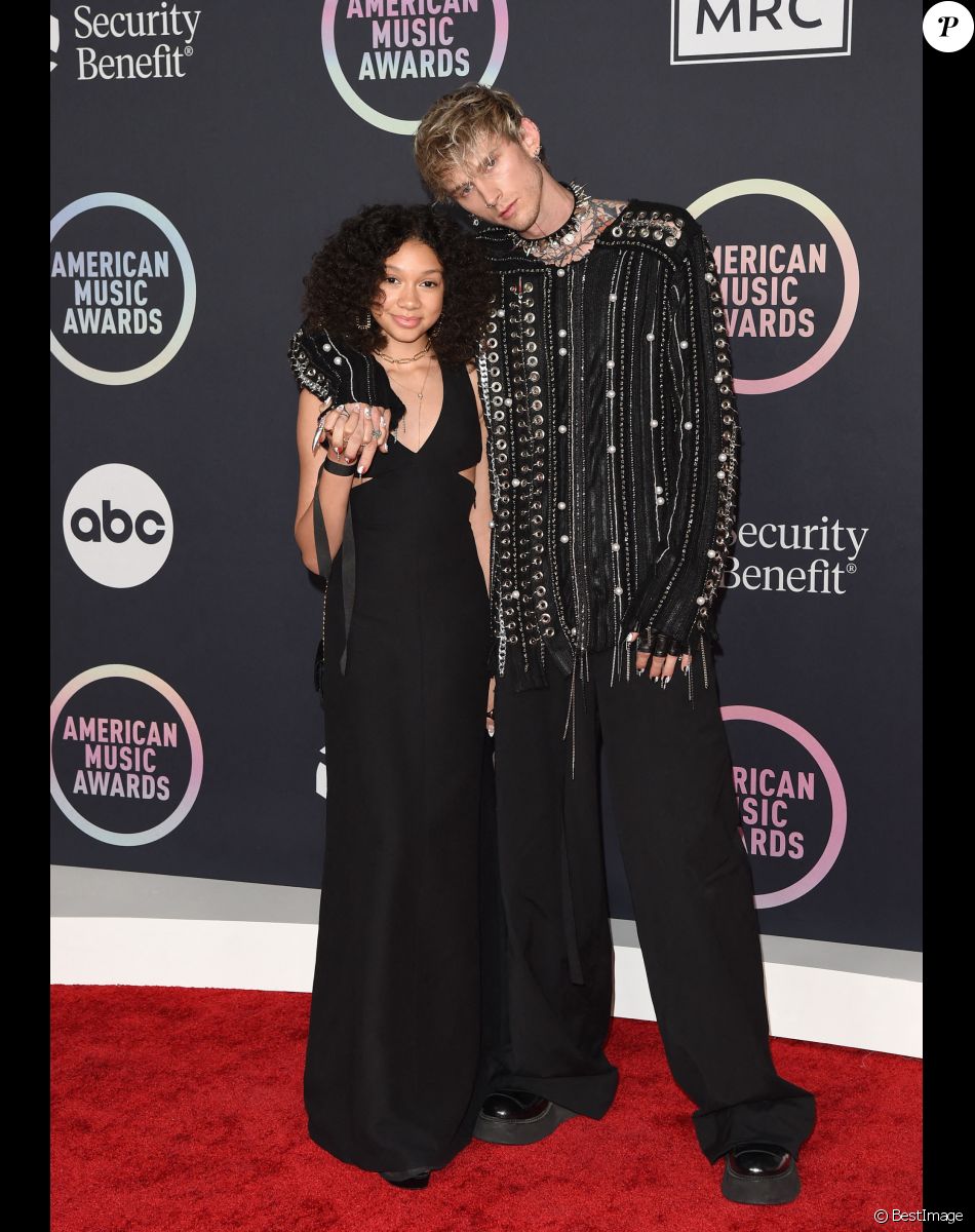 Machine Gun Kelly et sa fille Casie assistent aux "American Music Awards 2021" au Microsoft Theater. Los Angeles, le 21 novembre 2021.